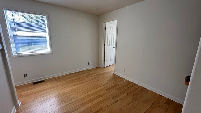 Building Photo - 4bd 2 bath Home in Westmoreland, Portland:...
