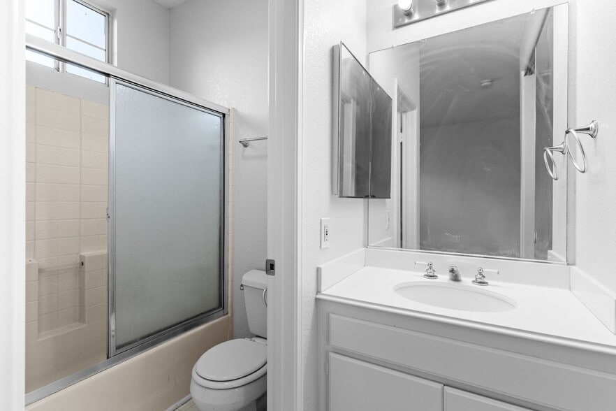 Building Photo - 1050 S Volterra Way
