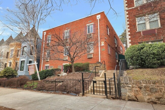 Building Photo - Charming 2-Bedroom Condo in Prime Capitol ...