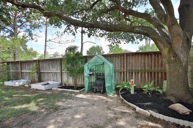 Building Photo - 16242 Pine Thorn Dr