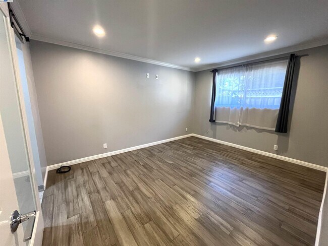 Building Photo - 584 Harvard Ave