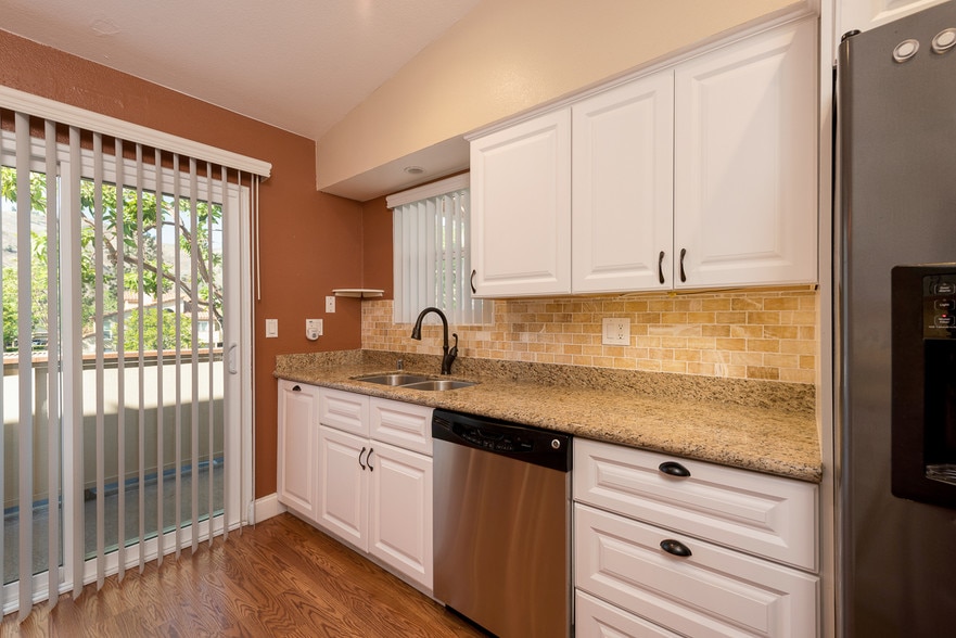 Kitchen - 5265 Box Canyon Ct
