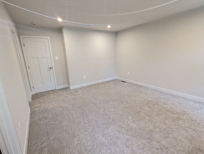 Building Photo - New Build (never lived in) townhouse avail...