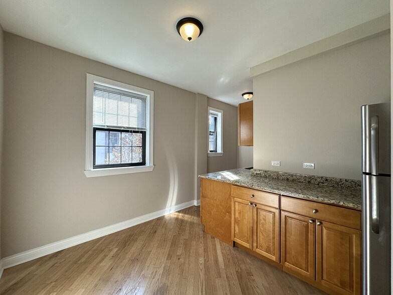 Building Photo - 901 Green Bay Rd