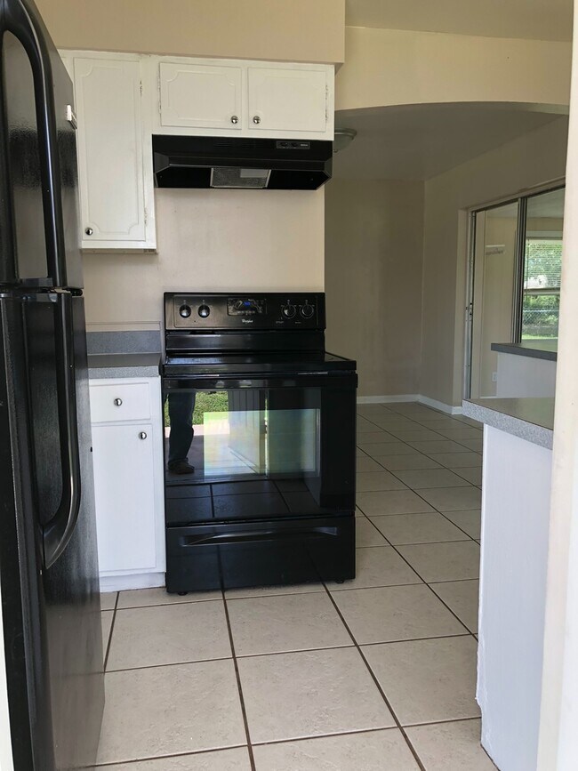 Building Photo - 3 Bed 1 Bath Home | Pet Friendly | Carport...