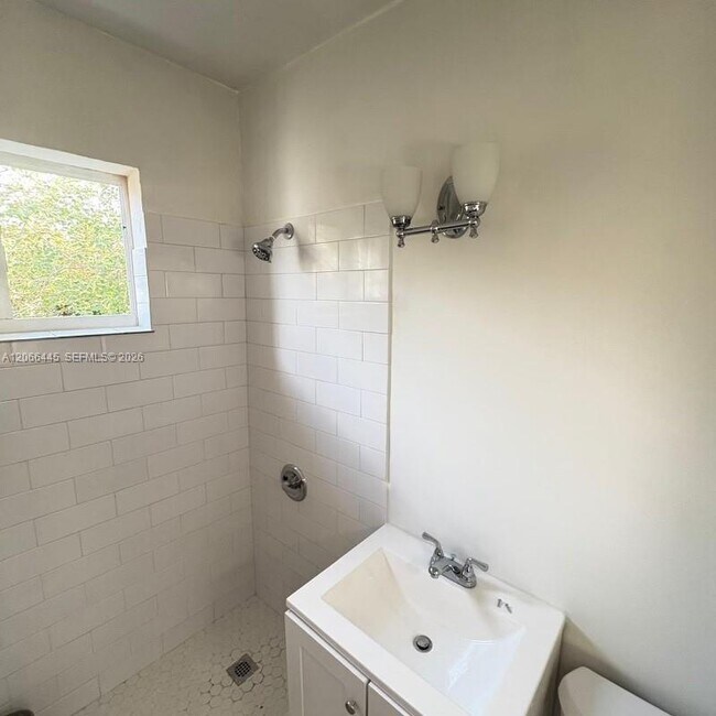 Building Photo - 1000 Biarritz Dr