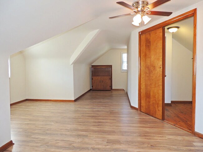 Building Photo - 245 E 262nd St