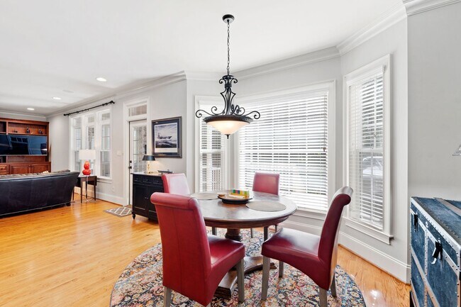 Building Photo - Elegant 5 bedroom home in Bedford!