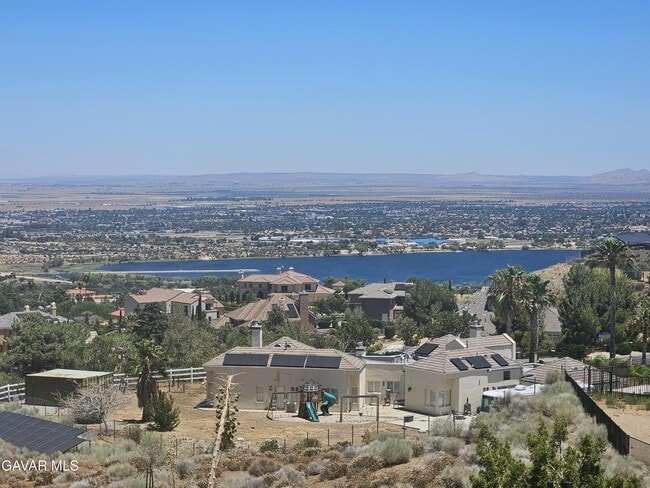 Building Photo - 615 Lakeview Dr
