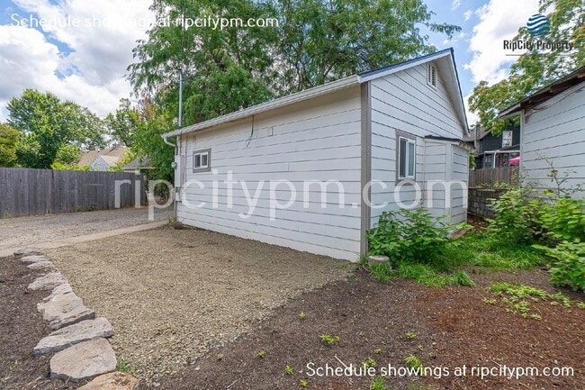 Building Photo - 424 Division St