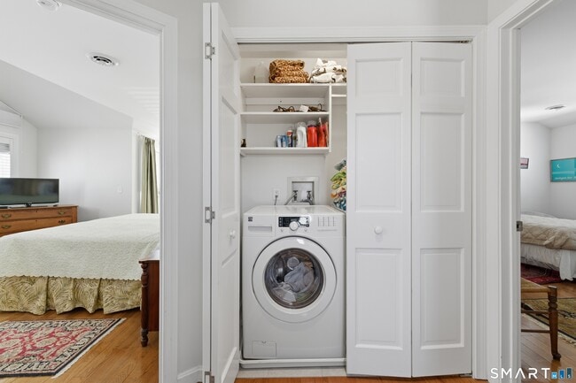 Building Photo - 2 Miller St