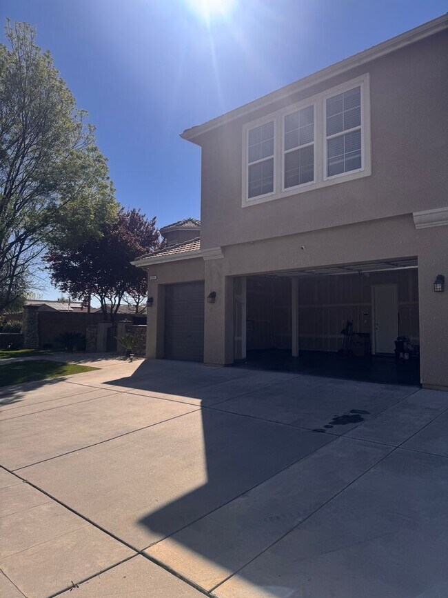 Building Photo - Beautiful single family home