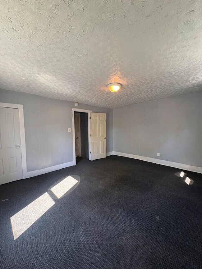 Building Photo - Two bedroom one bathroom home for rent