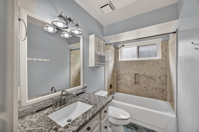 Building Photo - "Charming 3-Bed Oasis with Modern Touches & Granite Elegance in Houston!"