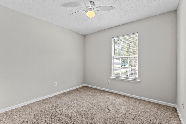 Building Photo - 5 Astor Ct