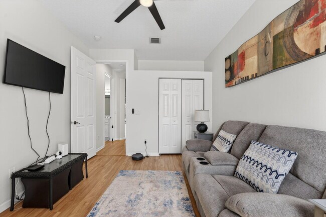 Building Photo - 6689 Southport Dr