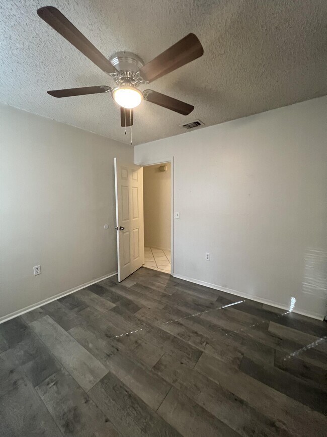 Building Photo - 9123 Alpine Trail St