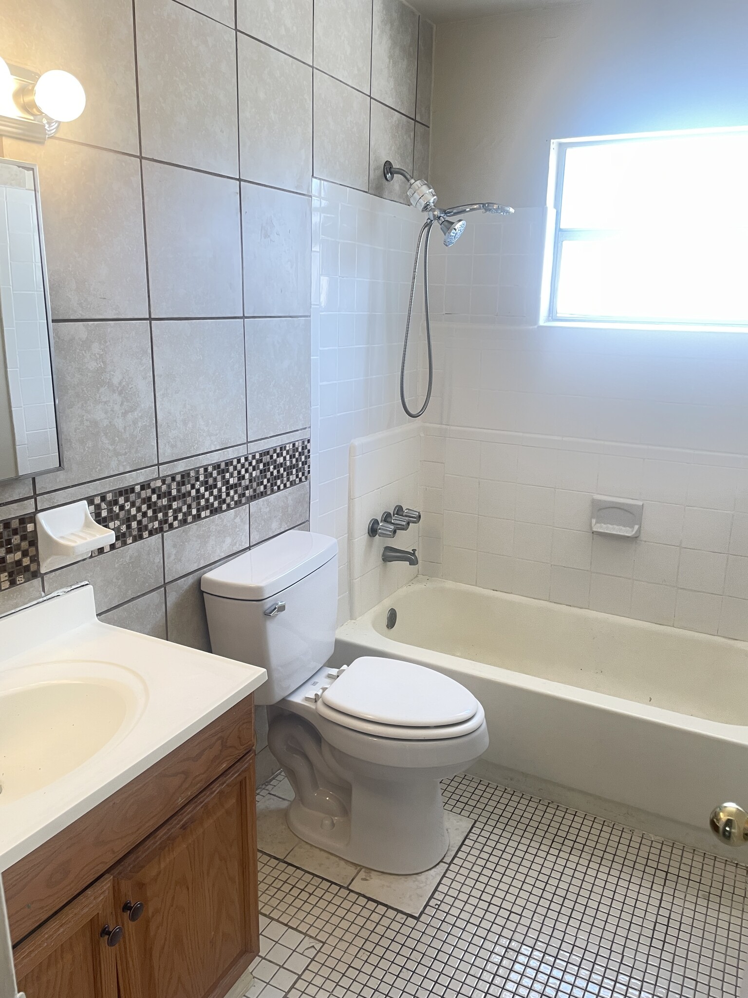 Building Photo - 614 Larry Dr