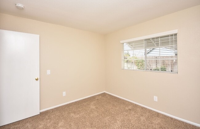 Building Photo - Lovely Single Level Home 4BR/2BTH Located ...