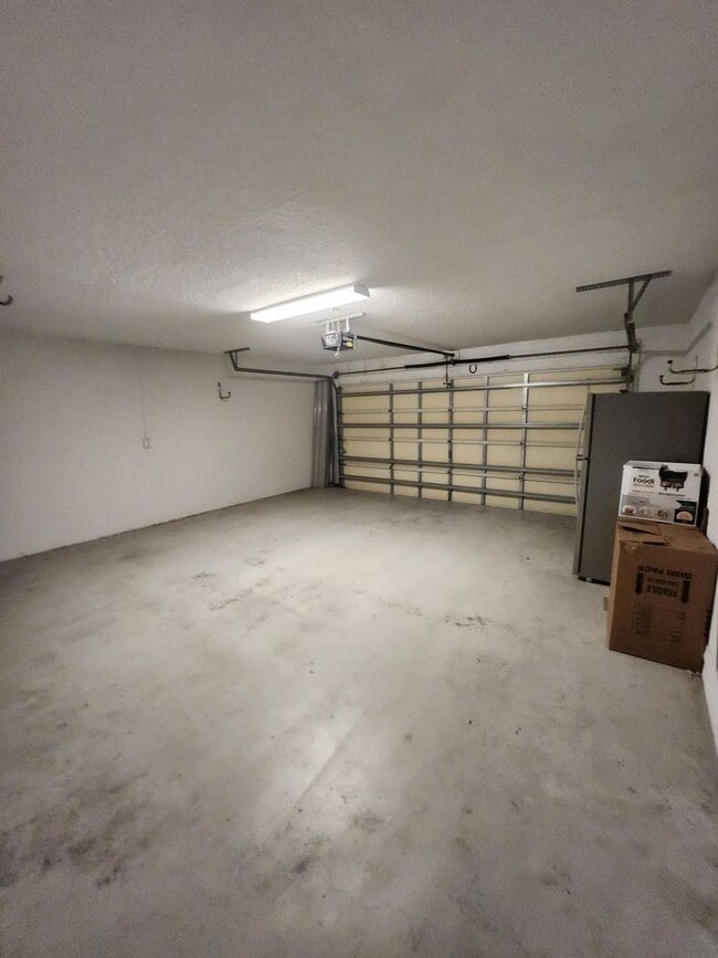 Building Photo - 3 BEDROOM 2 BATH HOME ACROSS FROM BEACH !!!
