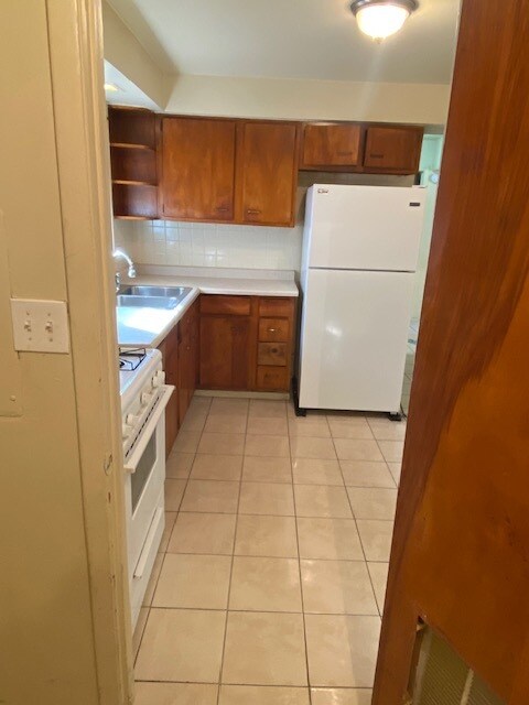 kitchen - 11200 S Hale Ave
