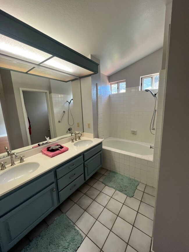 Building Photo - West Ventura - Gorgeous updated three bedroom, 2.5 bath home in Brock Hills