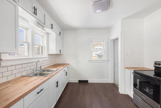 Building Photo - 302 E Grove St