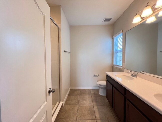 Building Photo - Beautiful Townhouse at Windermere availabl...