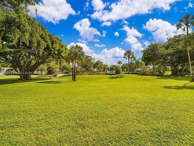 Building Photo - 550 Oaks Ln