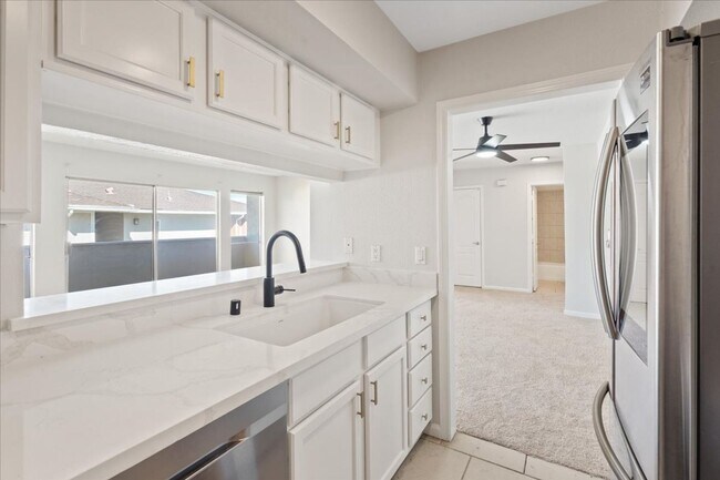 Building Photo - RENOVATED 3BD/2BA LV COUNTRY CLUB GUARD GATED