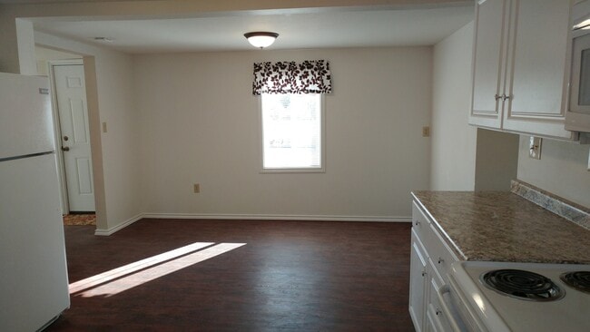 Building Photo - No Pets please! Cute and cozy home with a country feel!