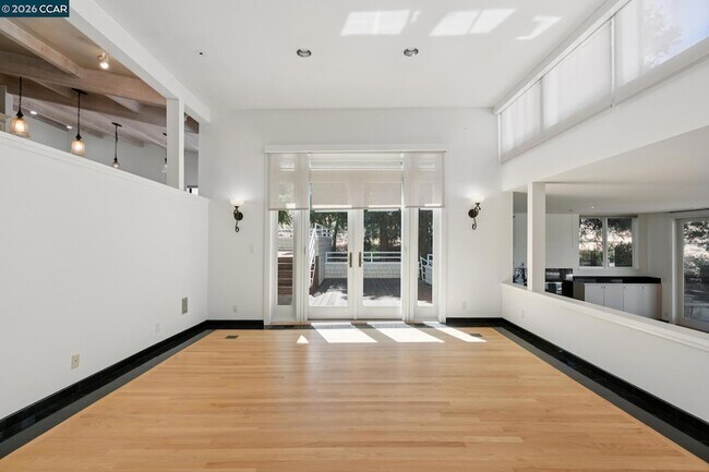 Building Photo - 660 La Casa Via