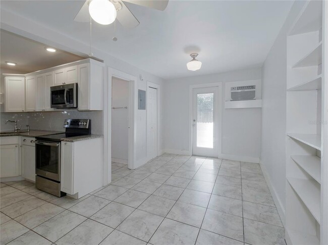 Building Photo - 2808 Clinton St S