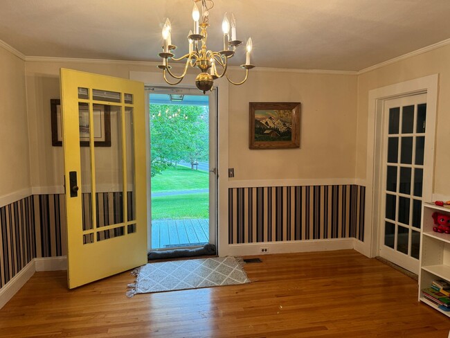Building Photo - 4 Bedroom just minutes to Dartmouth