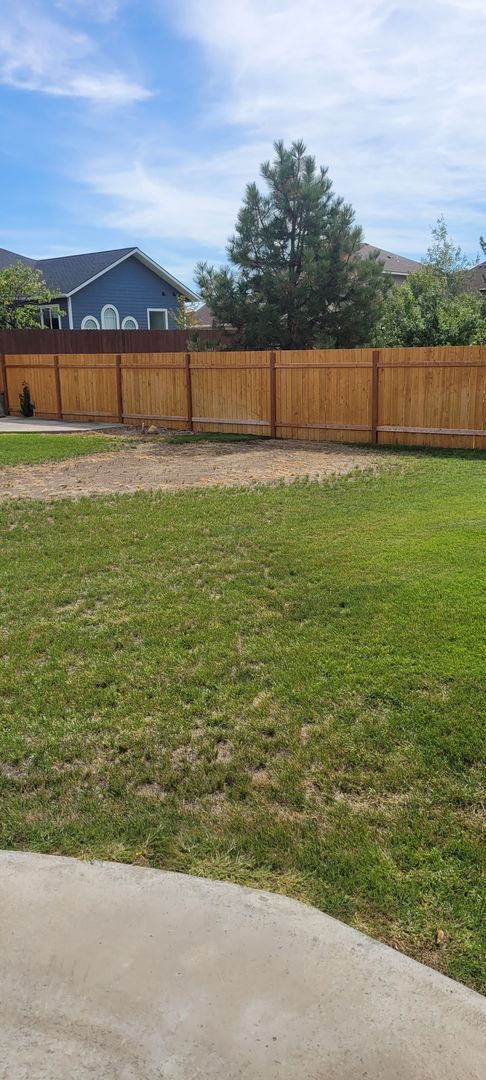 Building Photo - Cozy home on large lot w/fenced backyard