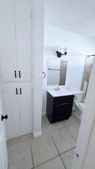 Building Photo - 810 W Duarte Rd