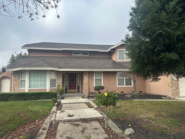 Building Photo - Beautiful 4 Bedroom Family Home!