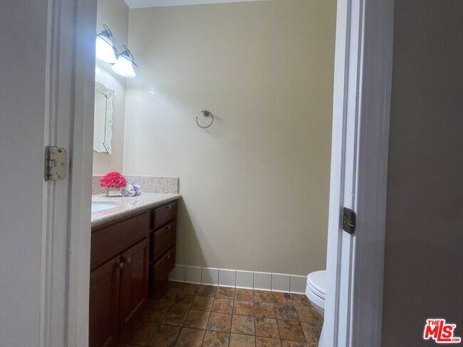 Building Photo - 904 E Windsor Rd