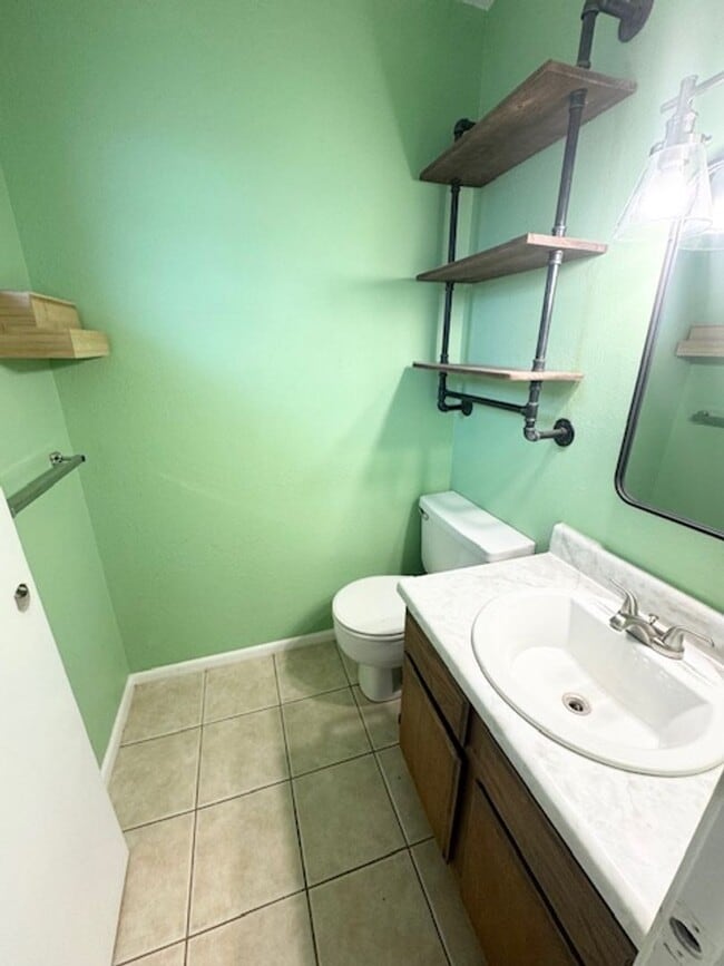 Building Photo - Cozy 3/1.5 Ready To Rent ASAP