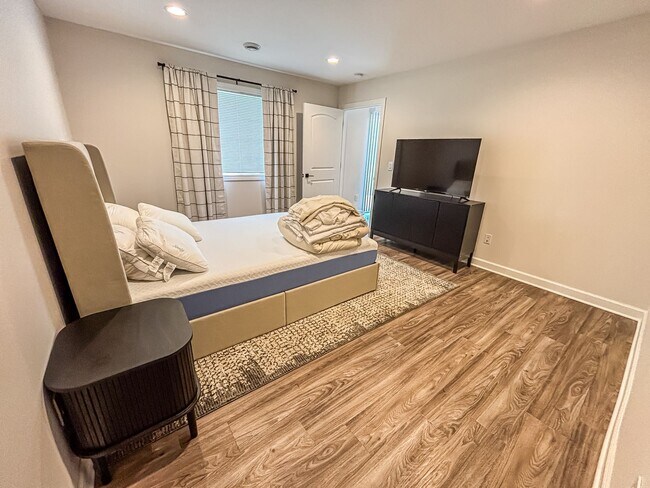 Building Photo - 3 Bedroom Town Home