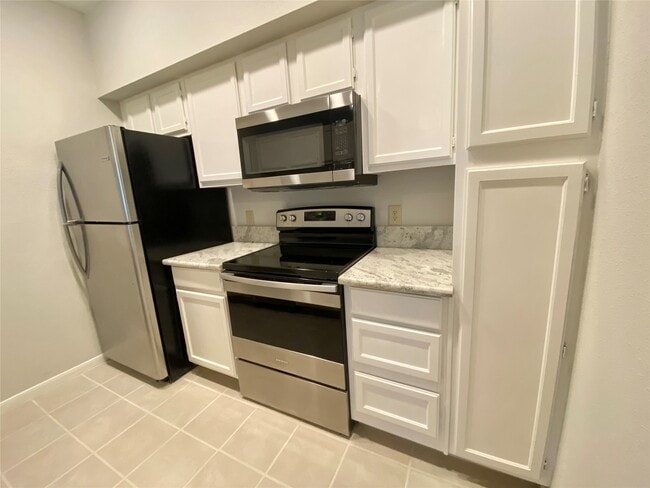 Building Photo - 2121 El Paseo St