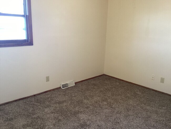 Building Photo - 9135-9137 N. Swan Rd