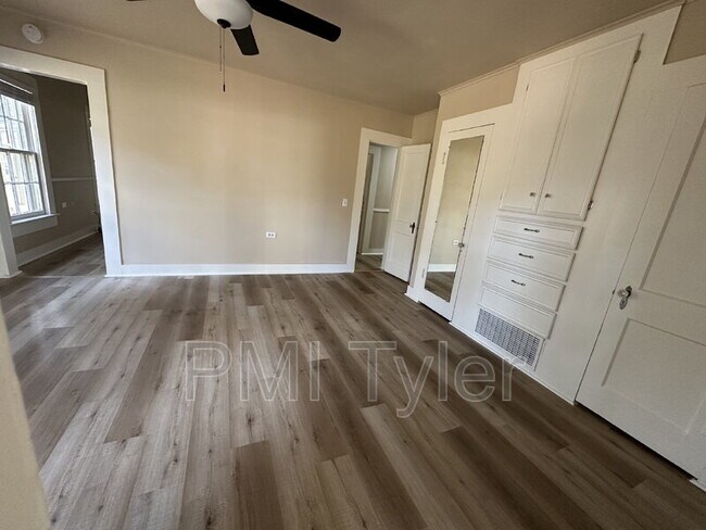 Building Photo - 343 Bonner St