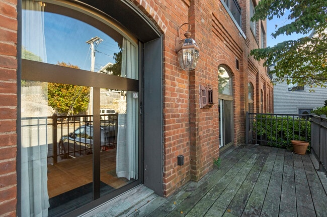 Building Photo - 17 Water St