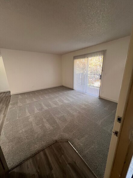 1x1 Upstairs - Pacific Oaks Apartments