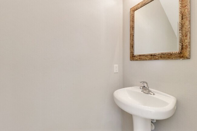 Building Photo - 3 Bed, 2. 5 Bath Like New Townhome in Richmond Hill