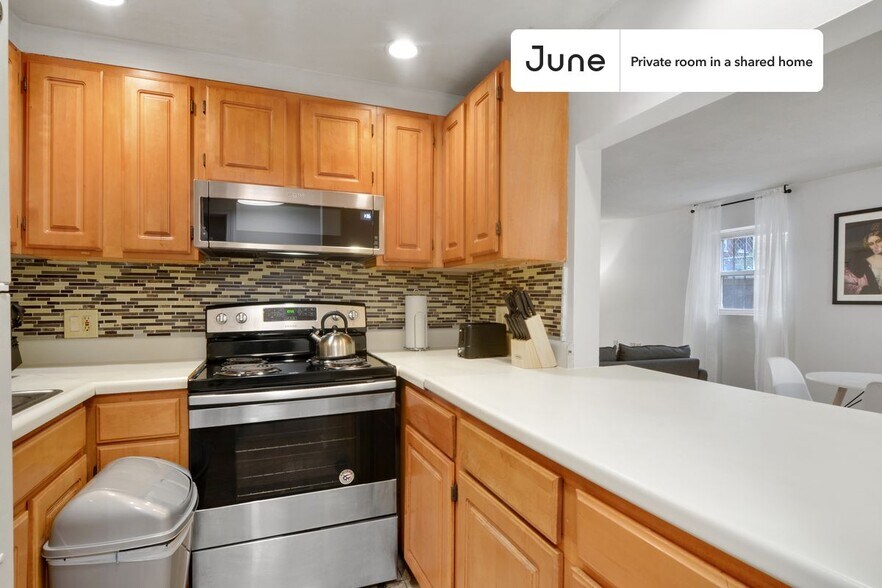 Building Photo - Room in Shared 3 bed/1 bath home