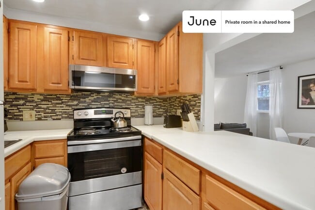 Building Photo - Room in Shared 3 bed/1 bath home