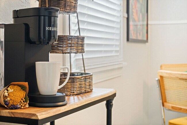 Building Photo - 912 W Comanche St