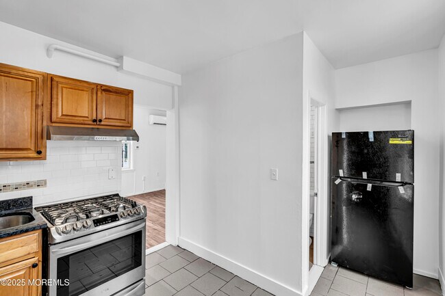 Building Photo - 3022 S Wood Ave